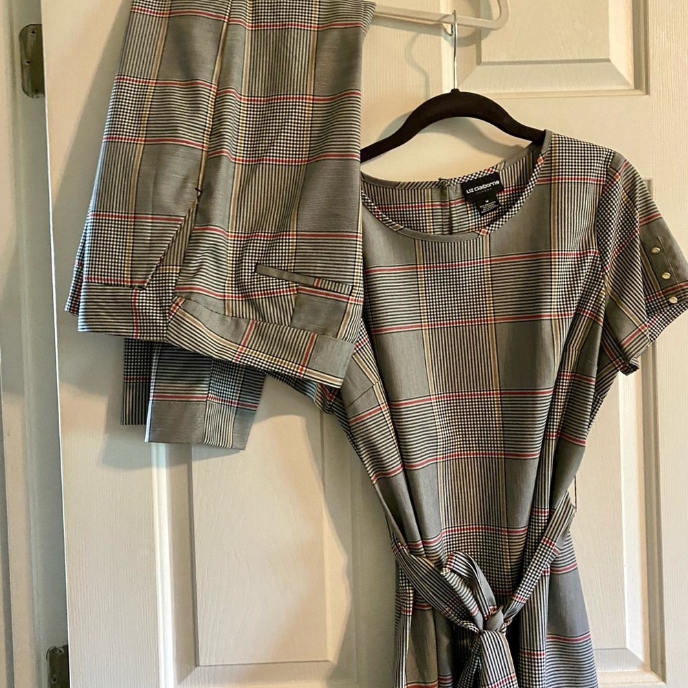 Liz Claiborne outfit size 6 pants size medium top